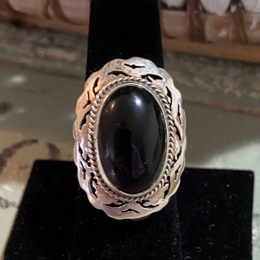 Vintage Elegant Silver and Black Onyx Ring - Picture 2 of 6